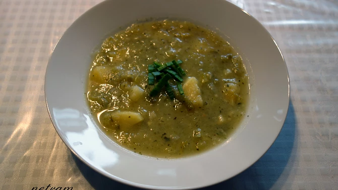 Bramborovo-pórková polévka s česnekem