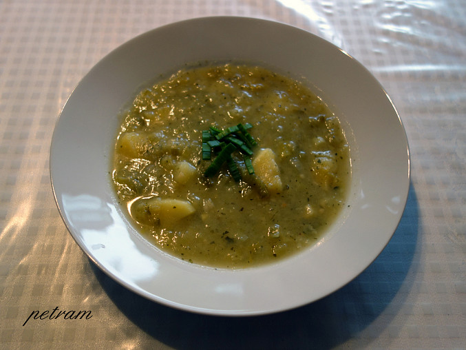 Bramborovo-pórková polévka s česnekem
