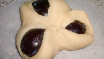 Briošky se švestkami, Cípy těsta zmáčkneme do šátečku
