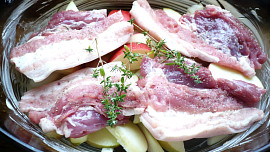 Bůček na cibuli a jablíčkach