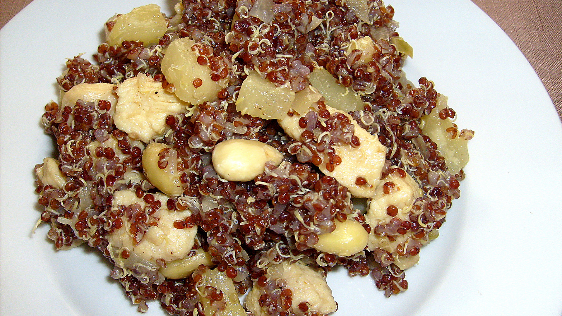 Červená quinoa s ananasem, mandlemi a kuřecím