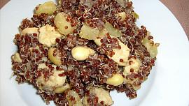 Červená quinoa s ananasem, mandlemi a kuřecím
