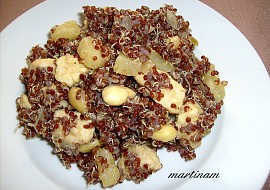 Červená quinoa s ananasem, mandlemi a kuřecím