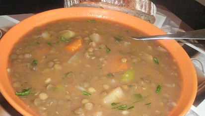 Čočková polévka s petrželí,  mrkví a řapíkatým celerem