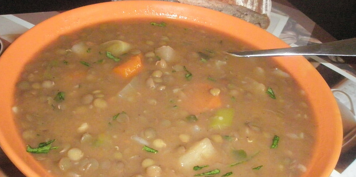 Čočková polévka s petrželí,  mrkví a řapíkatým celerem