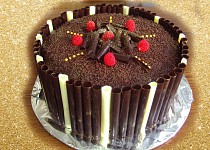 Čokoládový dort s čokoládou a čokoládovými ručně dělanými čoko trubičkami okolo