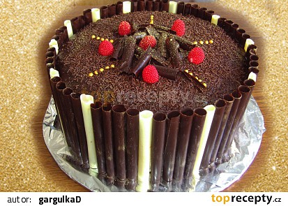 Čokoládový dort s čokoládou a čokoládovými ručně dělanými čoko trubičkami okolo