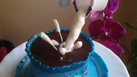 Čokoládový dort s šálkem kávy a levitující smetanou