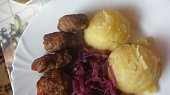 Dánské masové kuličky frikadeller se šťouchanými libečkovými bramborami, červeným zelím a remuládou