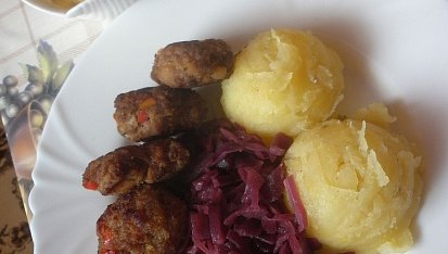 Dánské masové kuličky frikadeller se šťouchanými libečkovými bramborami, červeným zelím a remuládou