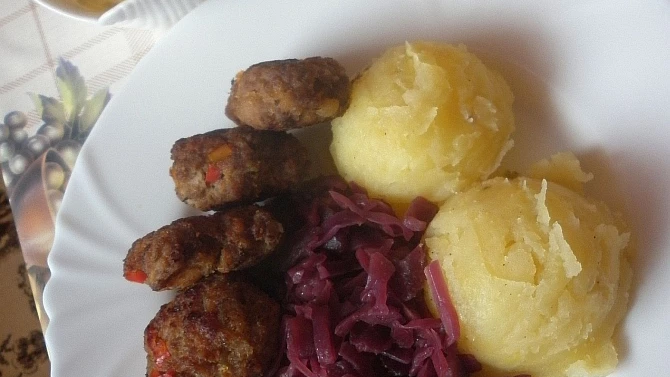 Dánské masové kuličky frikadeller se šťouchanými libečkovými bramborami, červeným zelím a remuládou