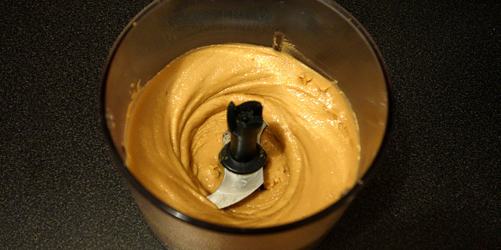 Domácí ořechová a semínková másla (Výroba arašídového másla - fáze 5)