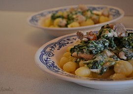 Gnocchi s kuřecím masem, špenátem a sýrovo-smetanovou omáčkou