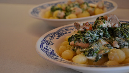 Gnocchi s kuřecím masem, špenátem a sýrovo-smetanovou omáčkou