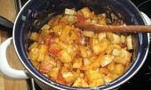 Gulášek z cukety, patizonu, rajčat, brambor a uzeniny