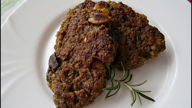 Houbovo-masové placičky na grilu, v pánvi nebo v troubě, Houbovo-masové placičky na grilu,v pánvi,nebo v troubě