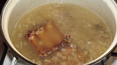 Hrášková polévka z uzených žebírek