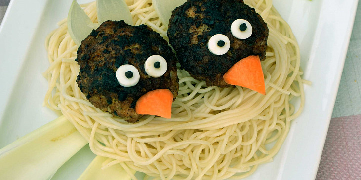 Hrátky se špagetami: Pobavte stolovníky chobotnicí či ptačím hnízdem (Špagetové hnízdo s karbanátkovými ptáčky)