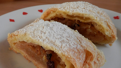 Jablkový závin (štrúdl) z jogurtového těsta