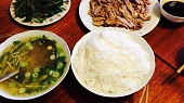 Vietnamská kachní polévka s rýžovými nudlemi a bambusovými výhonky ( Bún ngan )