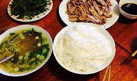 Vietnamská kachní polévka s rýžovými nudlemi a bambusovými výhonky ( Bún ngan )