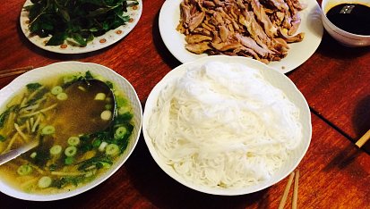 Vietnamská kachní polévka s rýžovými nudlemi a bambusovými výhonky ( Bún ngan )