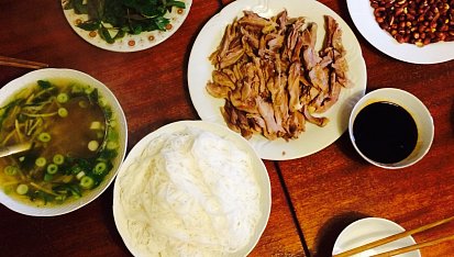 Vietnamská kachní polévka s rýžovými nudlemi a bambusovými výhonky ( Bún ngan )