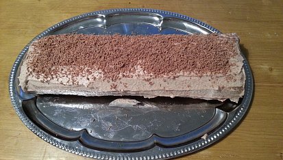 Kakaová roláda s pudinkovým krémem, Roláda posypaná strouhanou čokoládou,chuťově je výborná. :-)