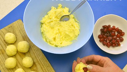 Když bábovka, tak ať má pořádné koule, Z tužší hmoty tvarujte koule o průměru 4 cm, do jejichž středu vtlačíte po kandované třešni a nechte je v chladu ztuhnout