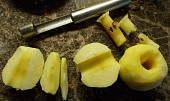 Kořeněné jablečné mušličky (Jablka oloupeme, vykrojíme jádřinec a nakrájíme na měsíčky)
