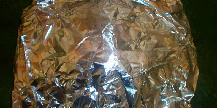 Balíček s brambory a kotletou před pečením