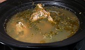 Králičí polévka s libečkem a „bobky“