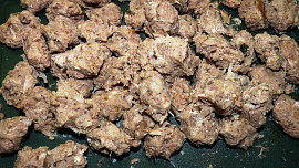 Králičí polévka s libečkem a „bobky“