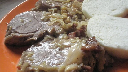 Krkovice pečená na hlávkovém zelí