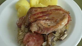 Krkovička pečená na zelí se slaninou, klobásou a žampiony