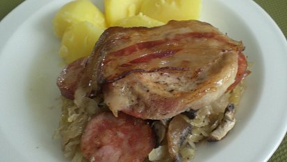 Krkovička pečená na zelí se slaninou, klobásou a žampiony