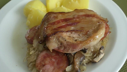 Krkovička pečená na zelí se slaninou, klobásou a žampiony