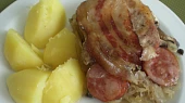 Krkovička pečená na zelí se slaninou, klobásou a žampiony