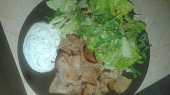 Kuřecí gyros, tzatziky, salátek