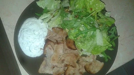 Kuřecí gyros, tzatziky, salátek