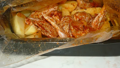 Kuřecí křídla v pečicím sáčku  s bramborami