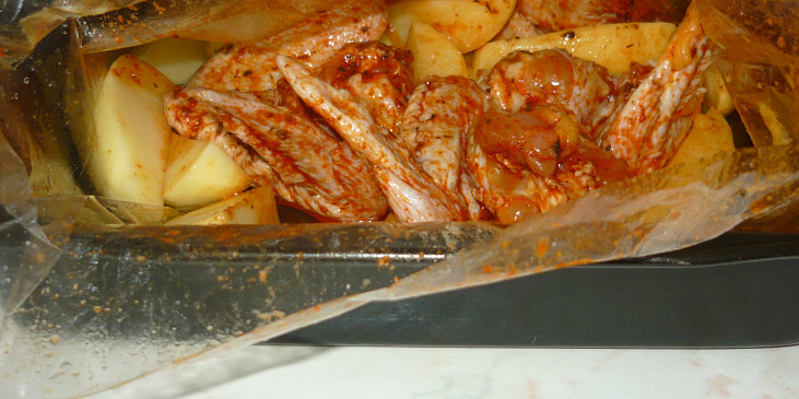 Kuřecí křídla v pečicím sáčku  s bramborami