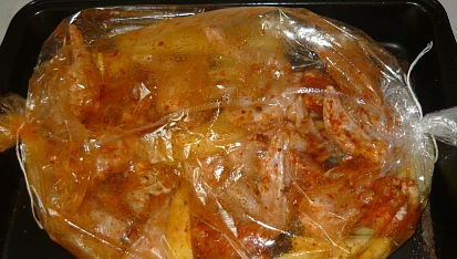 Kuřecí křídla v pečicím sáčku  s bramborami