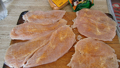 Kuřecí řízky v sýrovém těstíčku po sté, se šťouchanými bramborami, Naklepané řízky okořeníme,vetřeme olej a v uzavíratelné krabičce uložíme do lednice odpočinout