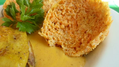 Kuřecí stehna s dijonskou omáčkou a zeleninovým knedlíkem