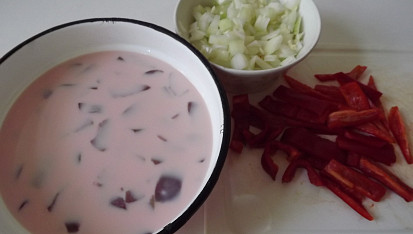 Ledvinky na slanině, Ledvinky , cibule , paprika