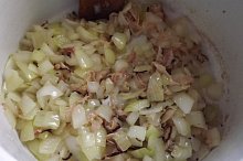 slanina , cibule , kmín