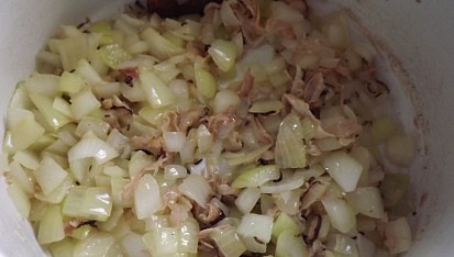 Ledvinky na slanině, slanina , cibule , kmín