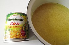 Vpravo rýže už ve vodě+osolená s podravku. Vlevo kukuřice.