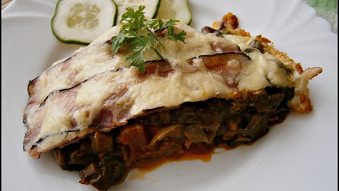 Lilek zapečený se zeleninou, hřiby a slaninou, Lilek,zapečený se zeleninou,hřiby a slaninou